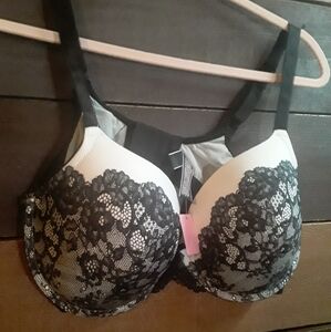 Like New Victoria's Secret tan black lace gorgeous 40DD bra Underwire